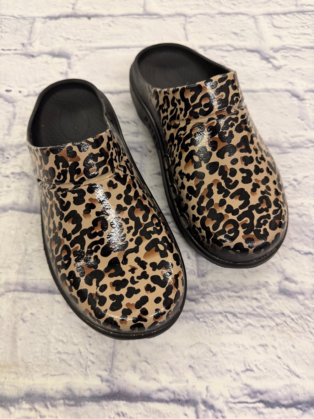 OOFOS ladies size 6 leopard print slip ons. Cushiony and comfortable